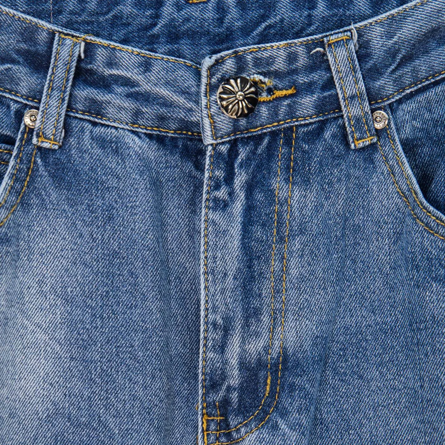 P260 Chrome Hearts light blue pants, Sanskrit yellow and white patchwork leather jeans. CH jeans need to be washed before being dismantled and then hand-stitched with sheepskin cross leather and then spliced ​​together. The whole piece has too many craftsmanship to explain. The patchwork is decorated with cross flowers, and the high-waisted washed jeans! ! Absolutely high-end luxury products, god-level single products and super popular products, made with top heavy industry, a must-see magic weapon. Customized hardware. The fabric is thick and soft after washing. It has good breathability. Customized small leather label. Unique design. The details are simple and elegant, and the workmanship is exquisite. The entire trousers are neatly routed and the details are in place! It’s so cool that both men and women can easily control the genderless trend! Style number: 1804# Color: blue Size: 28 30 32 34